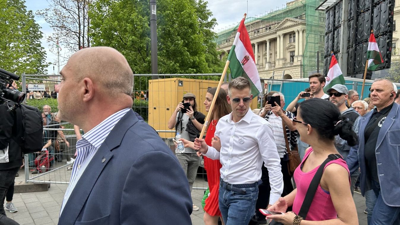 Lezárták a testőrök Magyar Péter kocsiját a debreceni vonaton