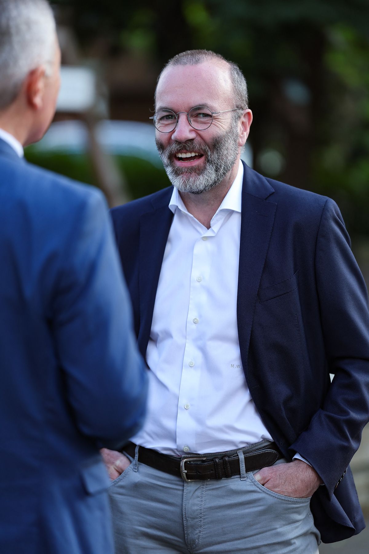 Manfred Weber (r), a CSU európai parlamenti választási vezető jelöltje vendégeket fogad egy választási kampányrendezvényen. (Fotó: DPA /AFP/Daniel Löb)