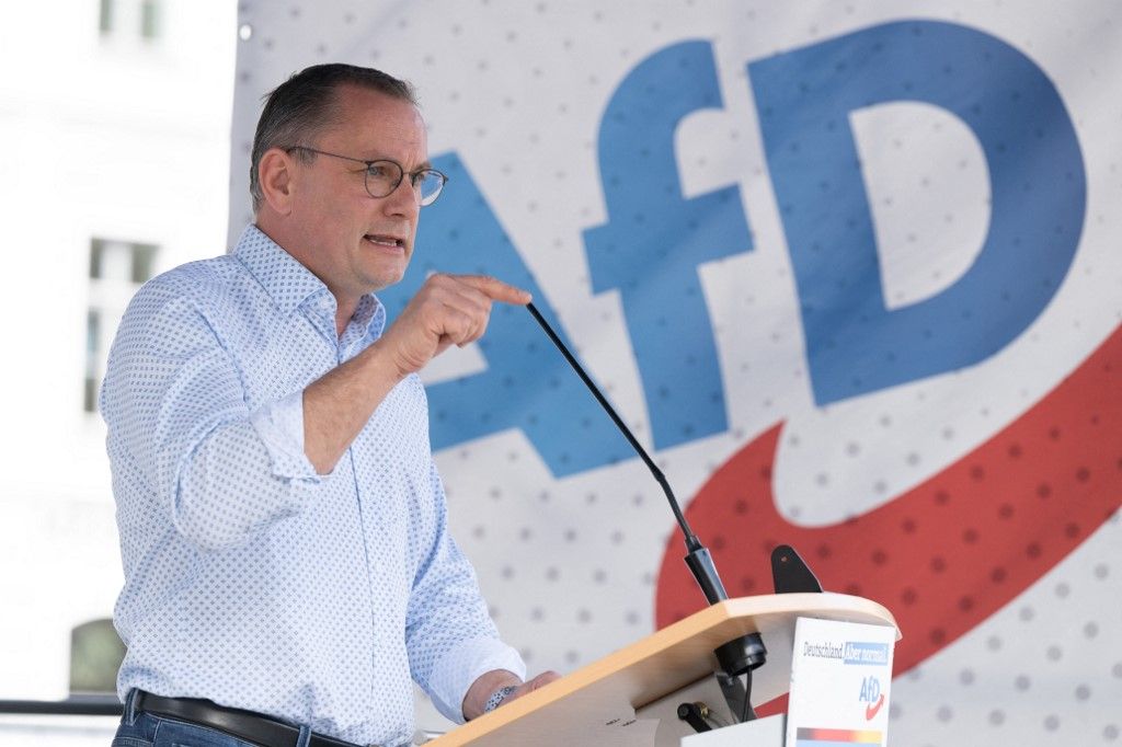 Tino Chrupalla, az AfD szövetségi elnöke és az AfD parlamenti frakcióvezetője felszólal pártja választási kampányrendezvényén Neumarktban. (Fotó: dpa Picture-Alliance/AFP/Sebastian Kahnert)