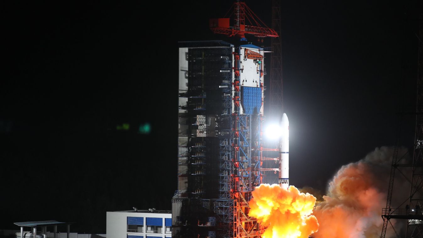 Hszicsang, 2023. július 27.
A Hosszú Menetelés 2D hordozórakétával felbocsátanak három darab Jaokan-36 típusú mûholdat a Szecsuán tartományban lévõ hszicsangi mûholdfelbocsájtó központból 2023. július 27-én.
MTI/EPA/Hszinhua