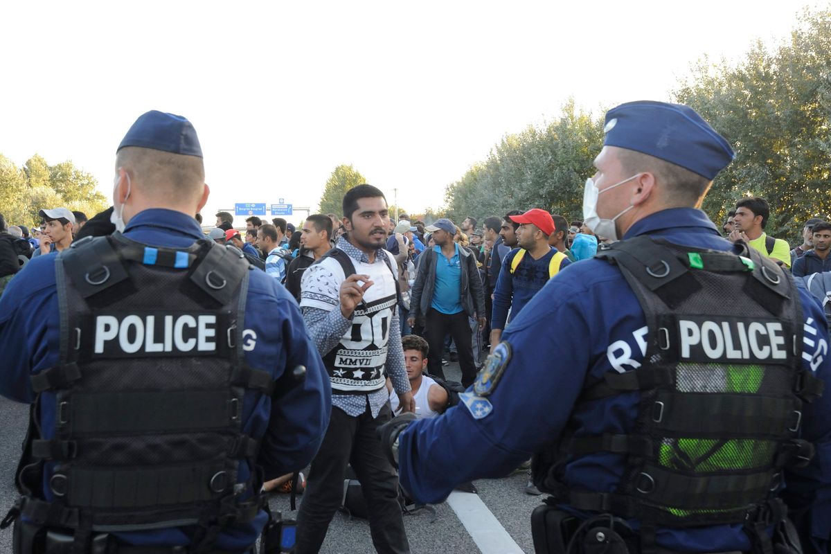 Migránsok állnak szemben rendőrökkel az M5-ös autópályán Röszke közelében 2015. szeptember 7-én. (Fotó: MTI Fotó: Kelemen Zoltán Gergely)