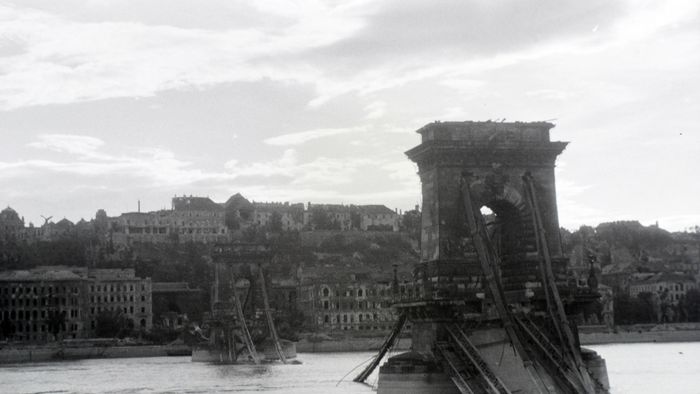 1945. Budapest
a lerombolt Széchenyi Lánchíd, háttérben a romos Sándor-palota.
Fortepan / Fortepan