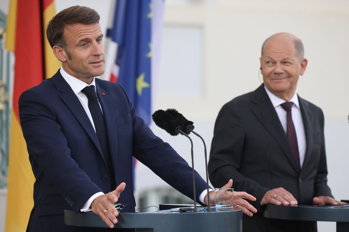 Emmanuel Macron francia elnök (b) és Olaf Scholz német kancellár sajtótájékoztatót tart a mesebergi kastély előtt 2024. május 28-án. (Fotó: MTI/EPA/Clemens Bilan)