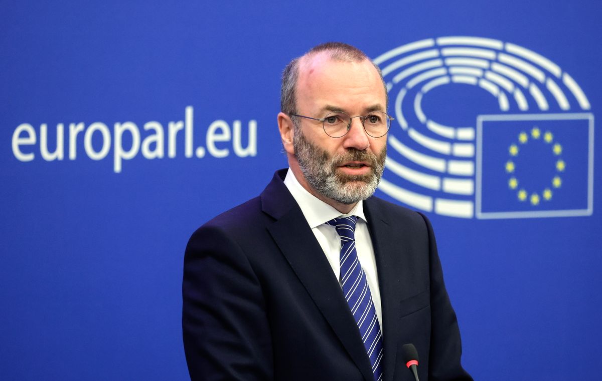 Manfred Weber, az Európai Néppárt (EPP) elnöke sajtóértekezletet tart a parlament strasbourgi plenáris ülésén 2024. április 24-én. 