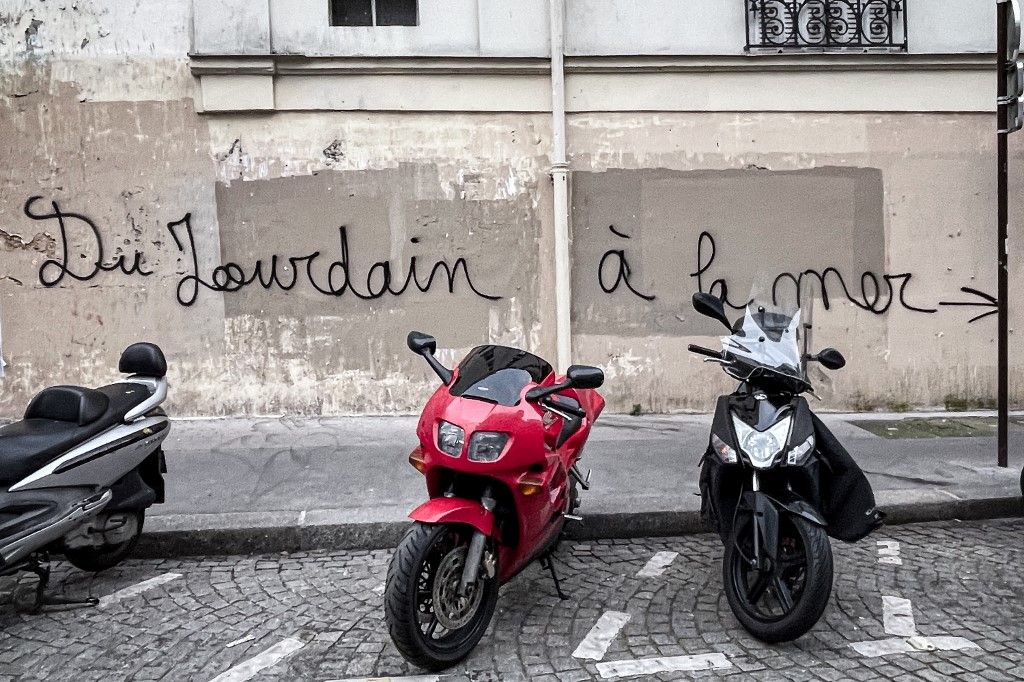 Antiszemita felirat egy épület homlokzatán Párizsban (Fotó: Carine Schmitt / Hans Lucas)