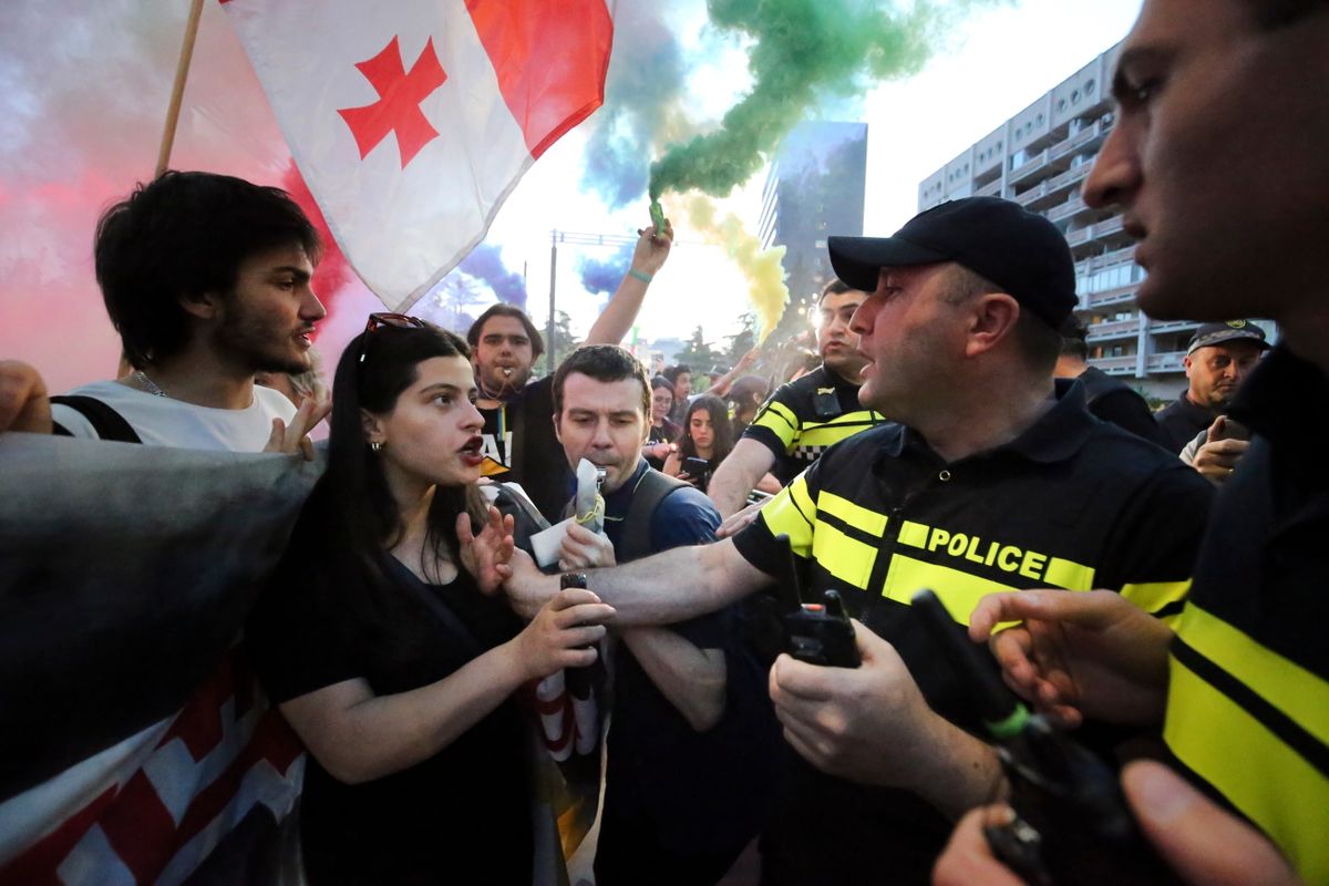 A külföldiügynök-törvény ellen tüntetõket rendõrök tartóztatják fel Tbilisziben 2024. április 29-én 