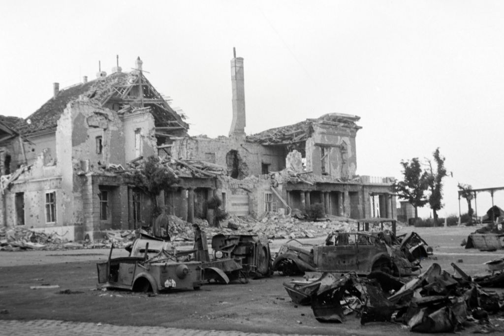 1945. Budapest I.,
budai Vár
Szent György tér, a romos Sándor-palota.
Fortepan / Fortepan