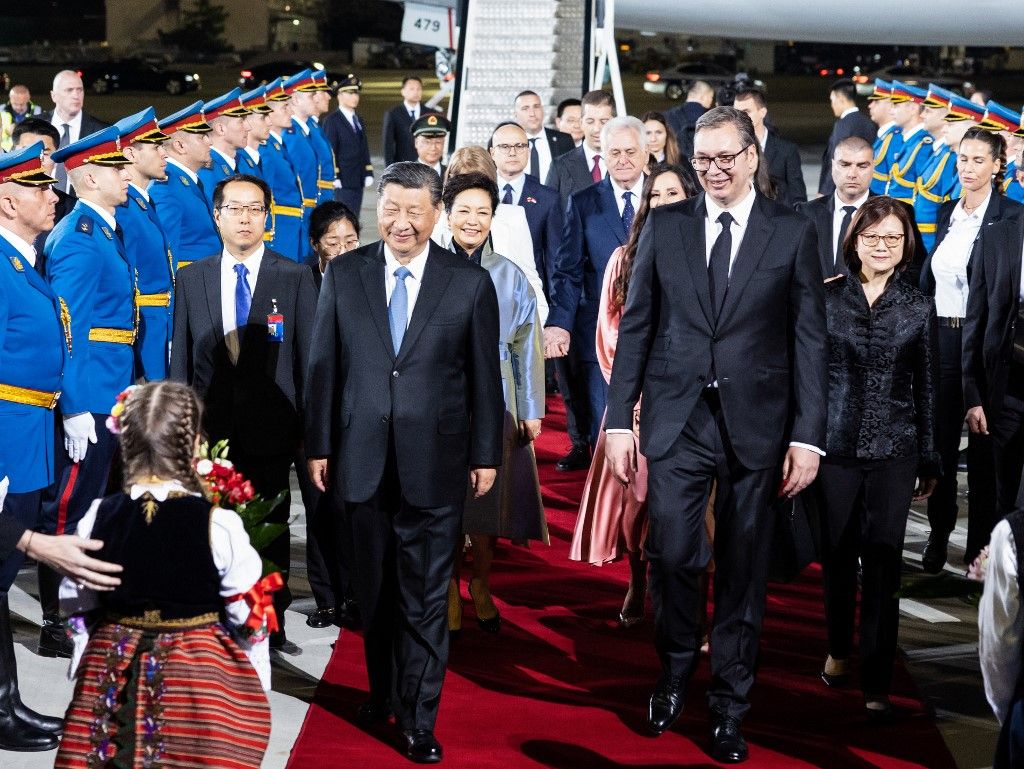 Hszi Csin-ping kínai elnök látogatásra érkezik Belgrádba 2024. május 7-én. (Fotó: Huang Jingwen / XINHUA / Xinhua az AFP-n keresztül)