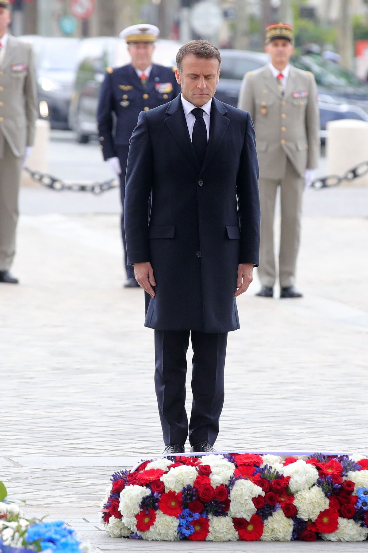 Emmanuel Macron francia elnök megkoszorúzza az ismeretlen katona sírját a náci Németország felett aratott győzelem, a második világháború európai befejezésének 79. évfordulója alkalmából rendezett megemlékezésen a párizsi Diadalívnél 2024. május 8-án. (Fotó: MTI/EPA pool/Teresa Suárez)