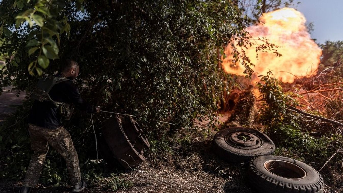 Egy ukrán katona aknavetővel lő