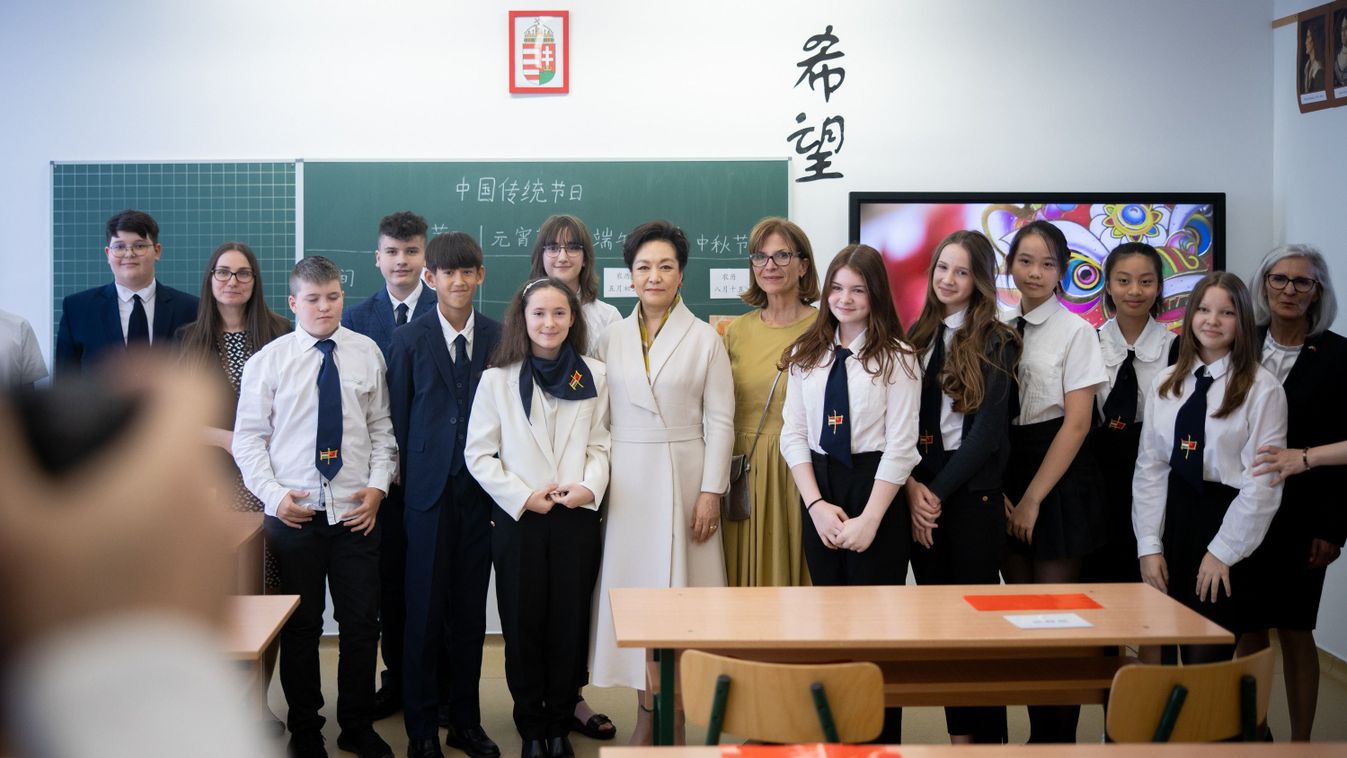 Magyar-kínai iskolába látogatott a kínai államfő felesége és Lévai Anikó
Miniszterelnöki Sajtóiroda /Fischer Zoltán