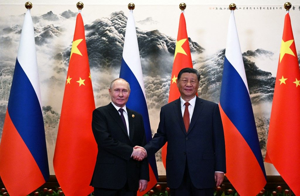 Vlagyimir Putyin orosz elnök (L) és Hszi Csin-ping kínai elnök fog kezet a 2024. május 16-i pekingi megbeszéléseik előtt. (Fotó: AFP/Szergej Gunejev)