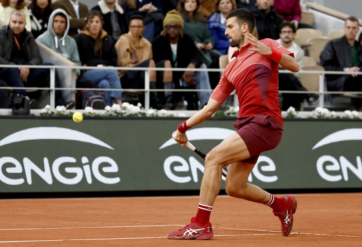 Párizs, 2024. május 28.
A szerb Novak Djokovic a francia Pierre-Hugues Herbert ellen játszik a francia nemzetközi teniszbajnokság férfi egyesének elsõ fordulójában a párizsi Roland Garros Stadionban 2024. május 28-án.
