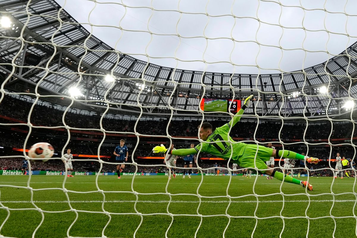 Dublin, 2024. május 22.
Matej Kovar, a Bayer Leverkusen kapusa nem tudja védeni Ademola Lookman, az Atalanta játékosának lövését, aki megszerzi csapata második gólját az Európa-liga döntõjében játszott Atalanta-Bayer Leverkusen mérkõzésen a dublini Aviva Stadionban 2024. május 22-én.

