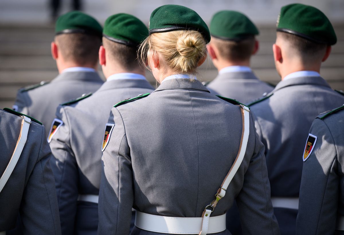 Egy női katona és a Bundeswehr tiszteletbeli formációjának számos katonája áll a Bellevue-palota előtt abból az alkalomból, hogy Steinmeier szövetségi elnök akkreditálta a nagyköveteket. (Fotó: AFP/Bernd von Jutrczenka)