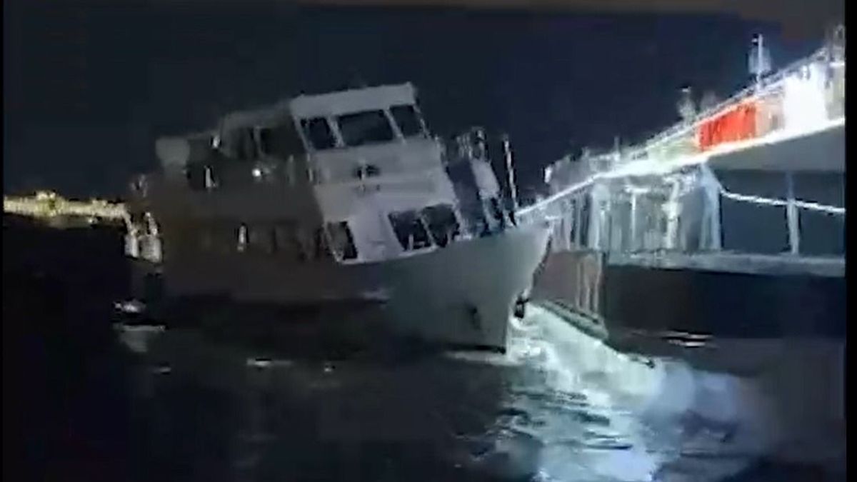 Elképesztő videón két turistahajó ütközése a híd alatt