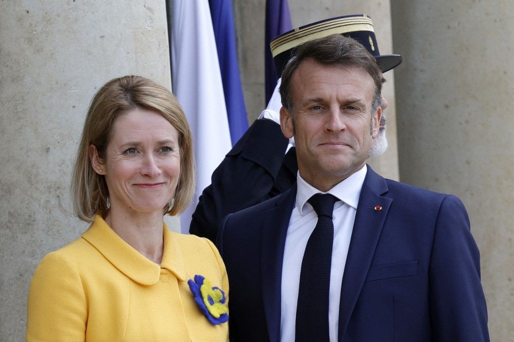 Emmanuel Macron (j) Franciaország elnöke üdvözölte Kaja Kallas észt miniszterelnököt a párizsi Elysee-palotában 2024. május 3-án megtartott találkozó előtt. (Fotó: AFP/ Geoffroy VAN DER HASSELT)