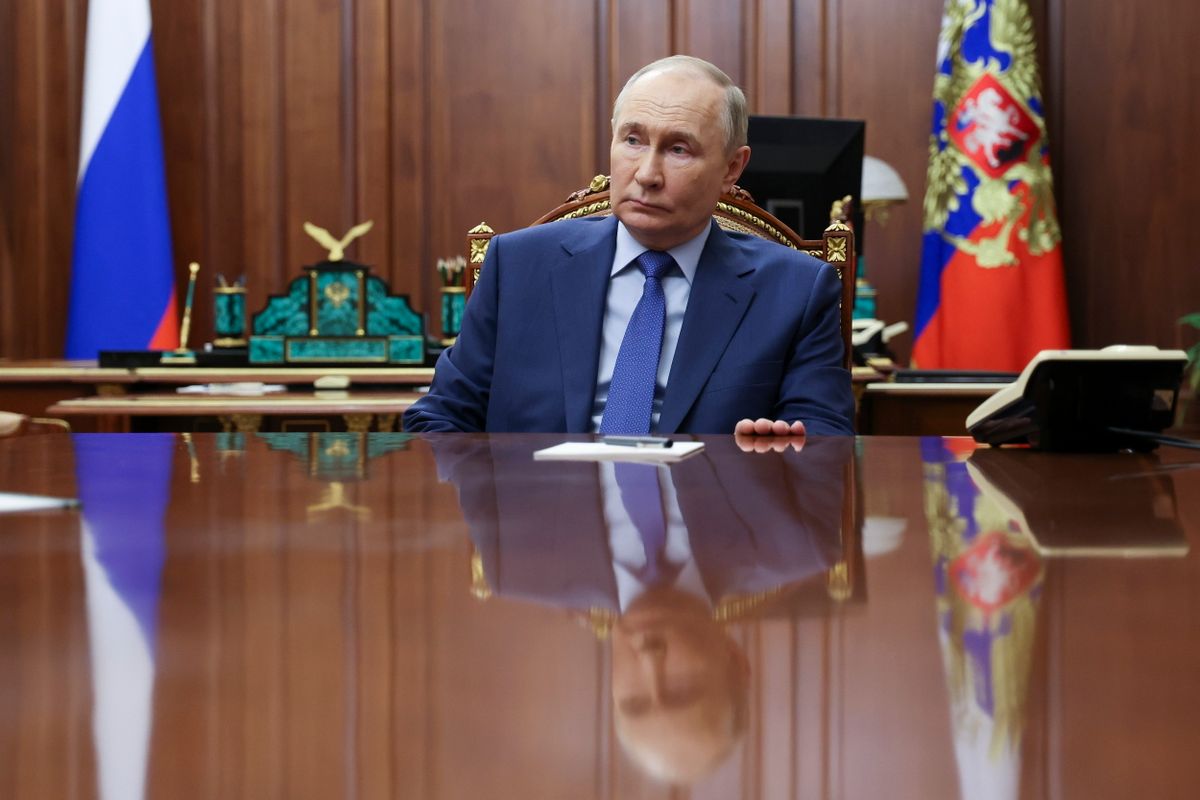 Vlagyimir Putyin orosz elnök és Vjacseszlav Vologyin, az orosz parlamenti alsóház, az Állami Duma elnöke megbeszélést folytat a moszkvai Kremlben 2024. május 21-én. (Fotó: MTI/AP/Kreml pool/Alexander Kazakov)