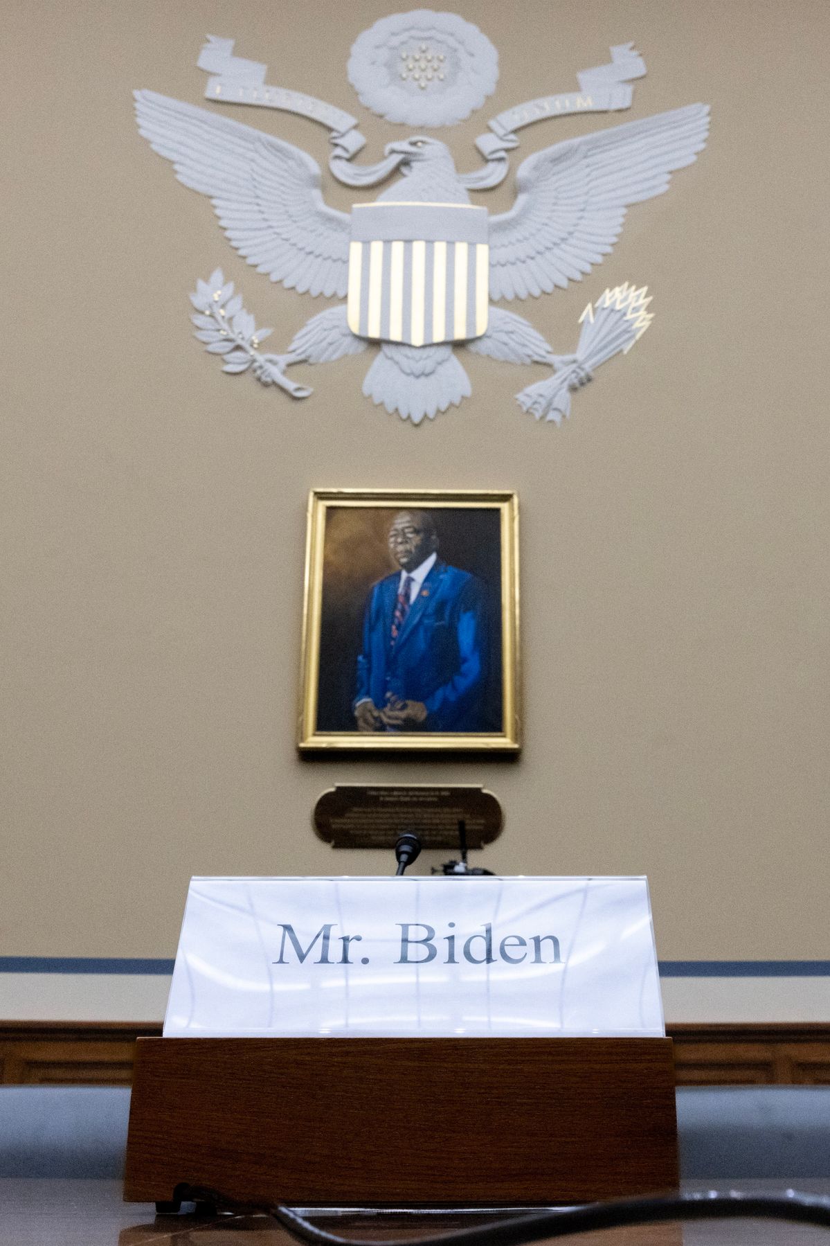 Joe Biden amerikai elnök fiának, Hunter Bidennek az üres széke a képviselőház felügyeleti és elszámoltathatósági bizottságának Befolyással üzérkedés  Joe Biden közhivatali visszaéléseinek vizsgálata címmel tartott meghallgatásán a törvényhozás épületében, a Capitoliumban 2024. március 20-án