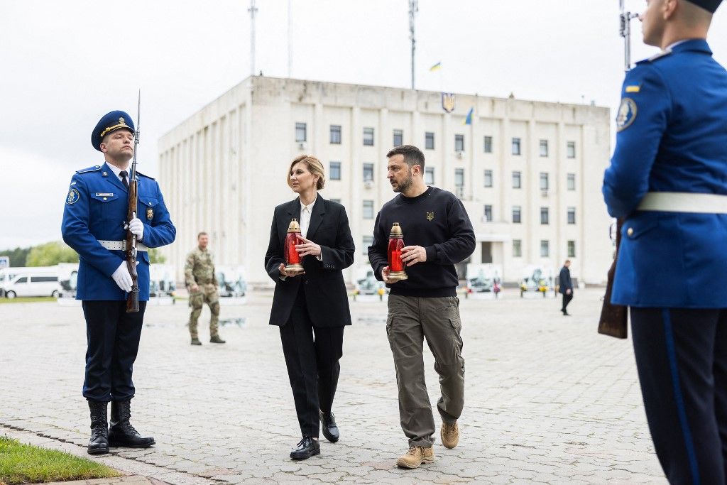 Az ukrán elnöki sajtószolgálat által 2024. április 26-án közzétett fotón Volodimir Zelenszkij ukrán elnök és felesége, Olena Zelenszka gyertyákat helyez el a csernobili áldozatok emlékművénél Szlavuticsban. (Fotó: Ukrán elnöki sajtószolgálat / AFP)