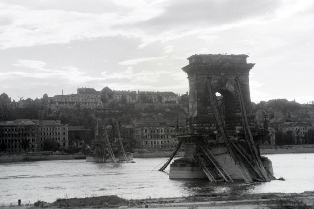 1945. Budapest
a lerombolt Széchenyi Lánchíd, háttérben a romos Sándor-palota.
Fortepan / Fortepan