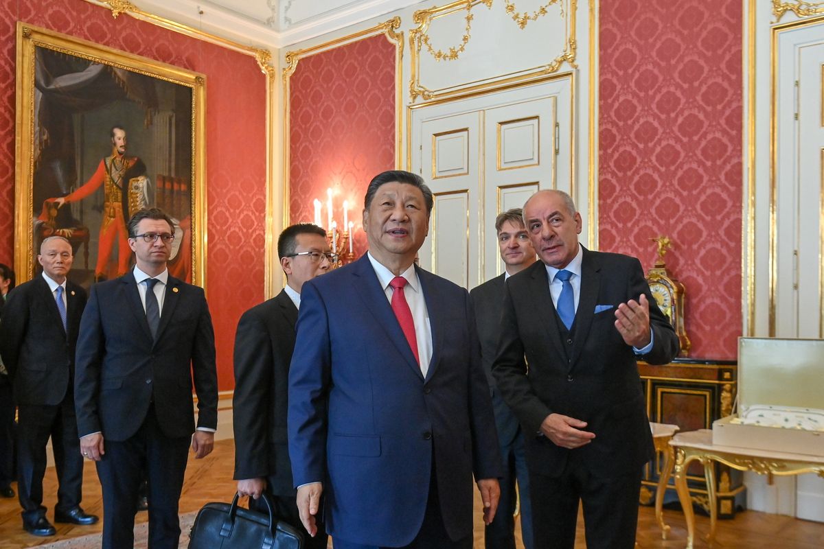 Sulyok Tamás köztársasági elnök (j) fogadja Hszi Csin-ping kínai elnököt a Sándor-palota Mária Terézia-szalonjában 2024. május 9-én. MTI/Bruzák Noémi