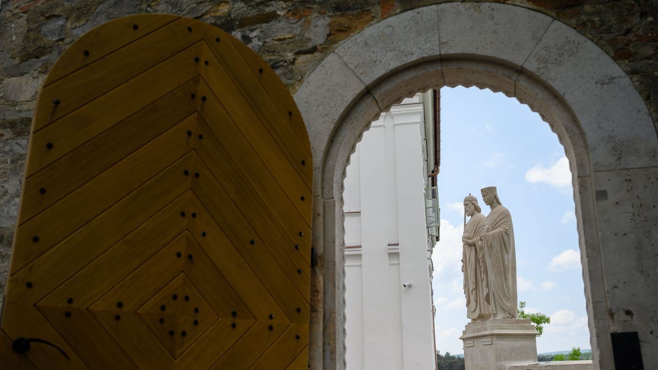 Szent István és Boldog Gizella szobra a veszpérmi várban.