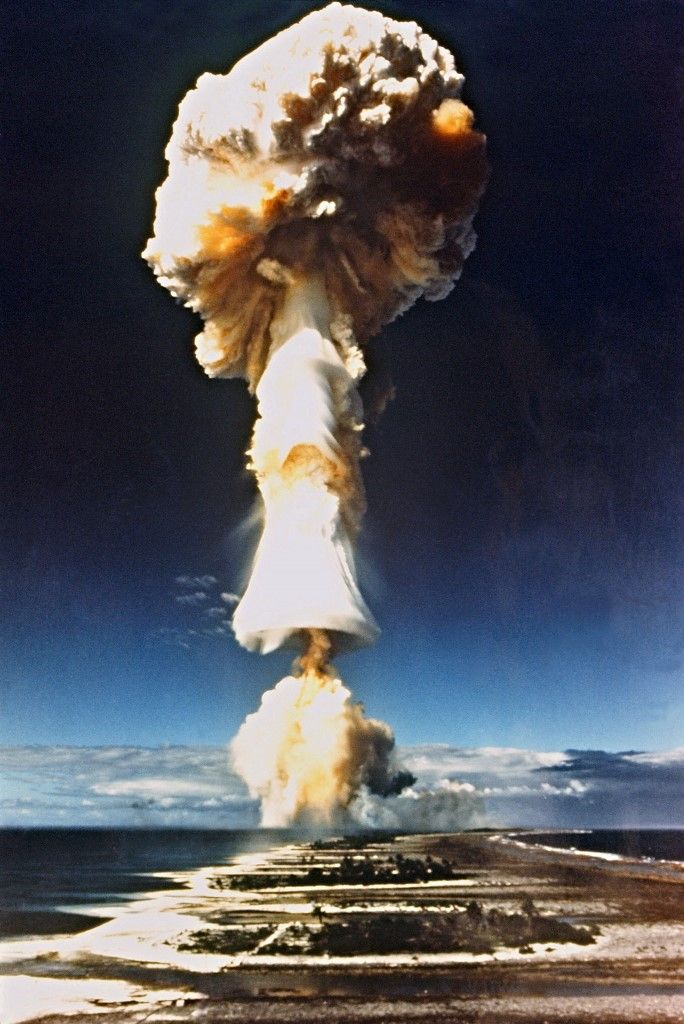 Ez az 1970-ben készült kép egy francia nukleáris kísérletet mutat a Francia Polinéziában található Mururoában. (Fotó: AFP)