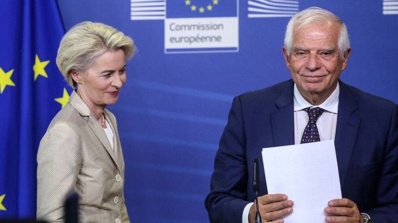 Ursula von der Leyen, az Európai Bizottság elnöke (balra) és Josep Borrell, az Európai Unió külügyi és biztonságpolitikai főképviselője az Oroszország elleni új szankciócsomagról szóló sajtónyilatkozatot követően 