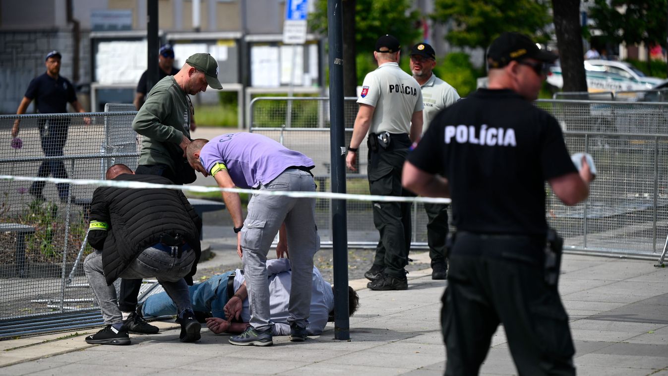FICO, Robert
Fico elleni merénylet
Nyitrabánya, 2024. május 16.
Robert Fico szlovák miniszterelnök feltételezett merénylõjét veszik õrizetbe a lõfegyveres támadás helyszínén, a Pozsonytól mintegy 150 kilométerre, északkeletre fekvõ Nyitrabányán (Handlová) 2024. május 15-én. Ficót több lövés érte a mellkasán és a gyomrán, a politikust életveszélyes állapotban, mentõhelikopterrel szállították kórházba Besztercebányán (Banská Bystrica).
MTI/TASR/Radovan Stoklasa