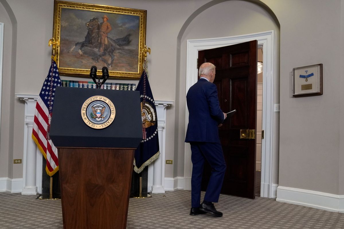 Joe Biden amerikai elnök távozik az amerikai egyetemeken tartott Izrael-ellnes tüntetésekről tett nyilatkozata végén a washingtoni Fehér Ház Roosevelt-terméből 2024. május 2-án. (Fotó: MTI/AP/Evan Vucci)
