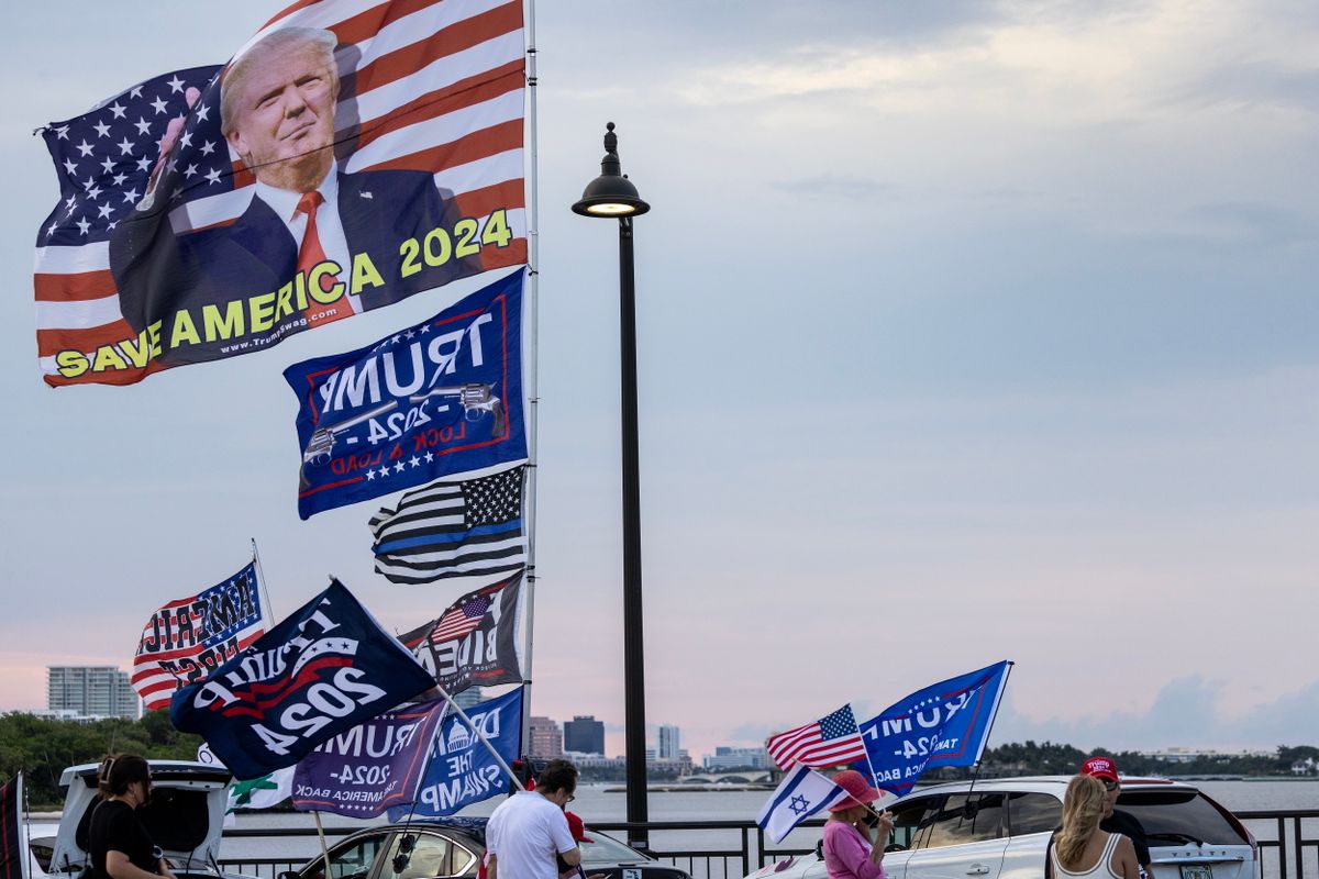 Donald Trump volt amerikai elnök támogatói tüntetnek a politikus Mar-a-Lago birtoka közelében a floridai West Palm Beachben a Trump perében hozott ítélet kihirdetése napján Fotó: MTI/EPA/Cristobal Herrera