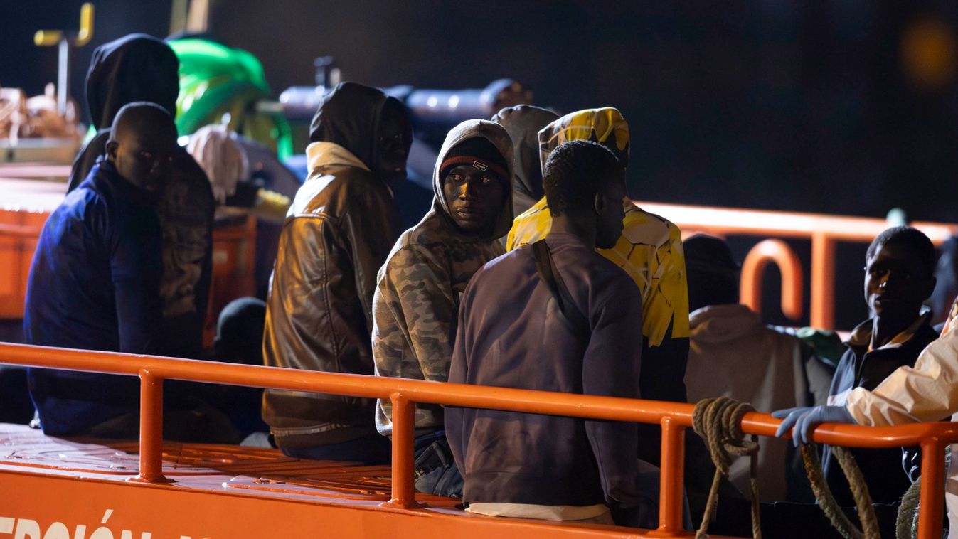 Los Cristianos, 2024. január 12.
Illegális bevándorlók várakoznak egy mentõhajóban a Kanári-szigetekhez tartozó Tenerifén fekvõ Los Cristianos kikötõjében 2024. január 12-én. A spanyol tengeri mentõszolgálat 126 fekete-afrikai migránst mentett ki a Földközi-tengerbõl a spanyol partok közelében.
MTI/EPA-EFE/Miguel Barreto
