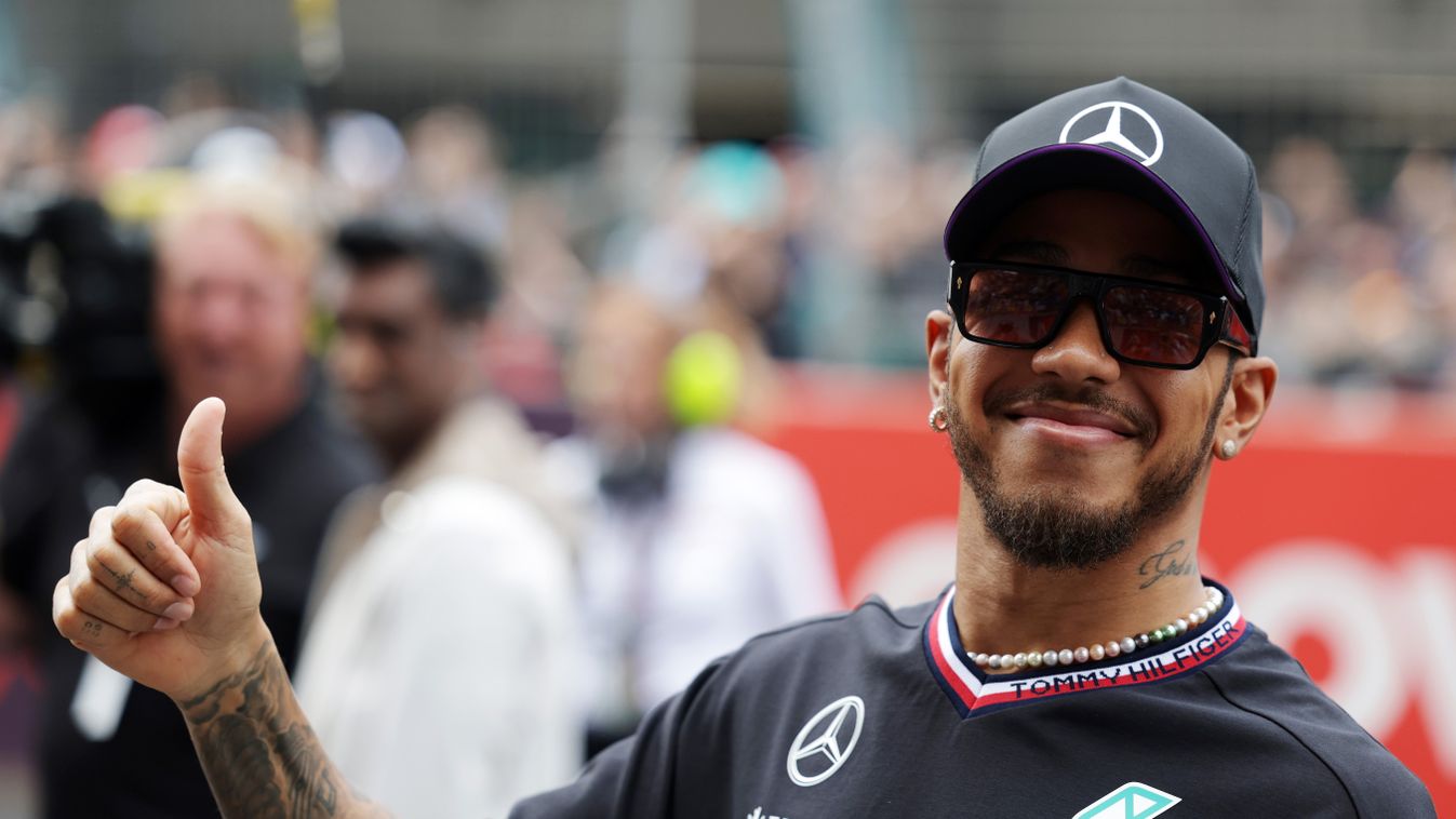 Lewis Hamilton még a Mercedes szerelésében van, de már a ferraris időkre készül