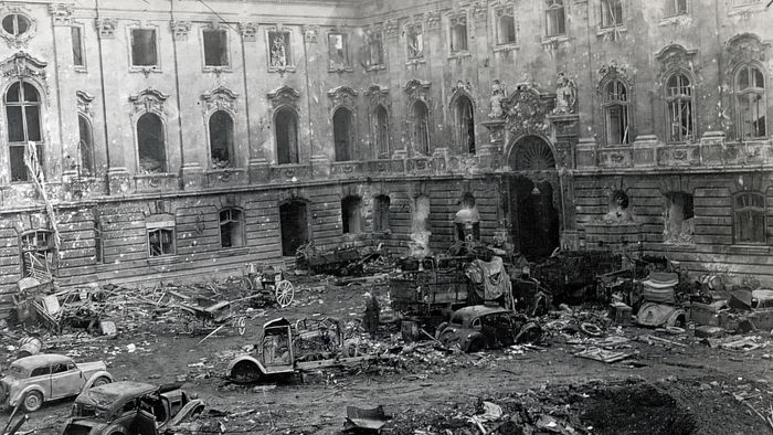 1945. Budapest I.,
budai Vár
a romos Királyi Palota (később Budavári Palota) Nagy udvara.
Fortepan / Vörös Hadsereg