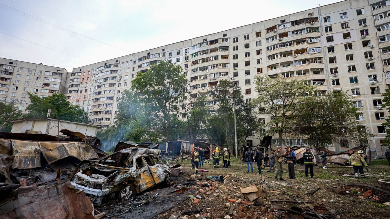 Harkiv, 2024. május 15.
Kiégett autóroncs és törmelékek mellett mentõk Harkivban 2024. május 14-én, miután orosz rakéta-és siklóbomba-támadás érte a kelet-ukrajnai város egyik lakónegyedét. Ukrán források szerint legalább 20 ember, köztük 3 gyermek megsebesült.
MTI/EPA/Szergej Kozlov