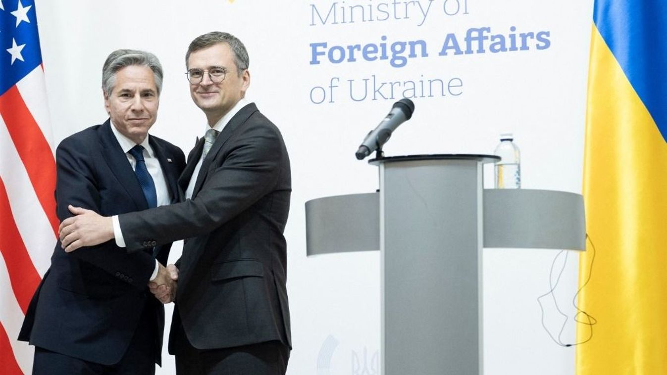 Dmitro Kuleba ukrán külügyminiszter (jobbra) és Antony Blinken amerikai külügyminiszter (balra) közös sajtótájékoztatójukon Kijevben 2024. május 15-én