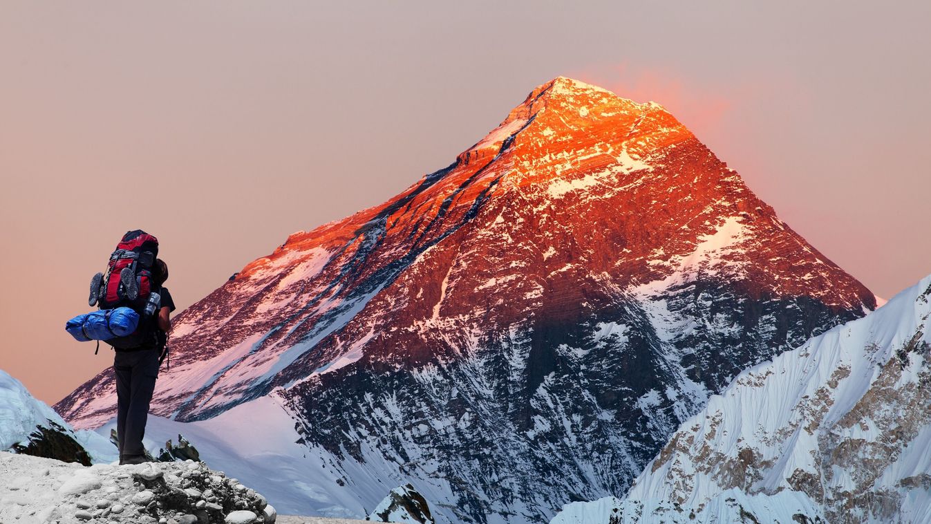 Evening,Colored,View,Of,Mount,Everest,From,Gokyo,Valley,With