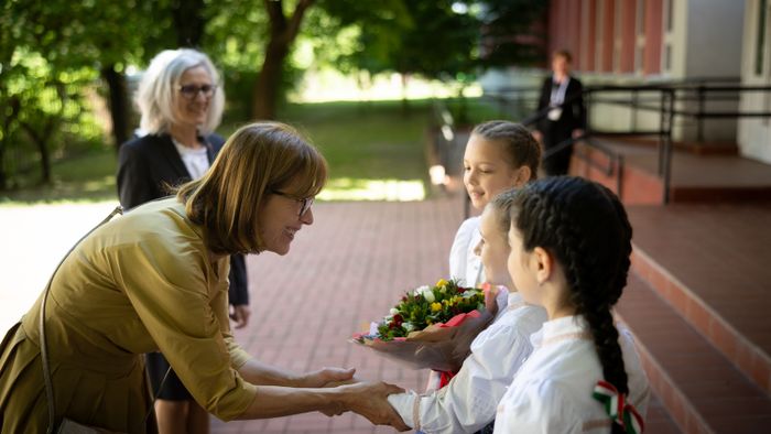 Magyar-kínai iskolába látogatott a kínai államfő felesége és Lévai Anikó