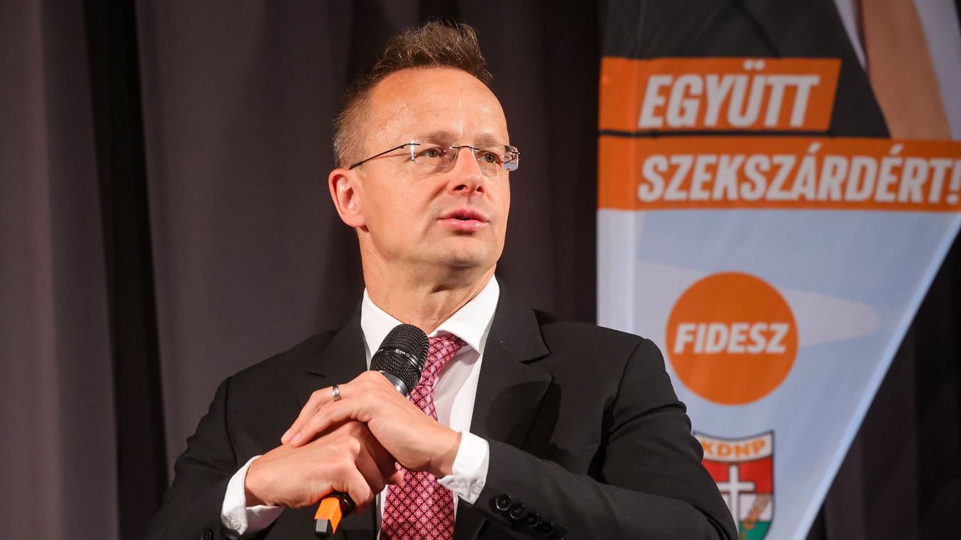 Szijjártó Péter külgazdasági és külügyminiszter beszédet mond a Fidesz-KDNP országjáró fórumának szekszárdi állomásán 2024. május 23-án
