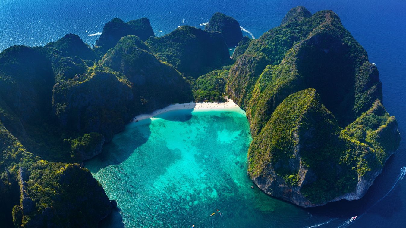 Aerial,View,Of,Maya,Bay,In,Phi,Phi,Island,,Thailand,illusztráció,sziget,öböl