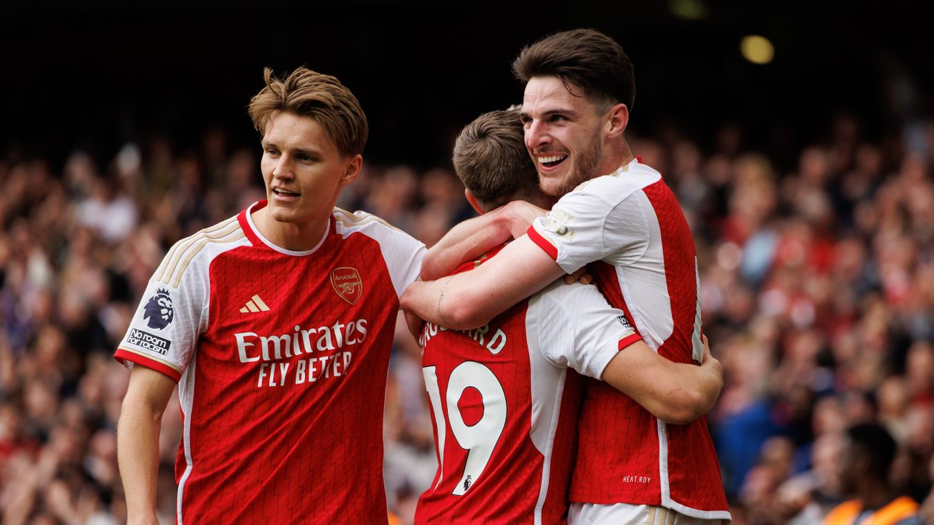 Az Arsenal játékosai Leandro Trossard (középen) gólját ünneplik