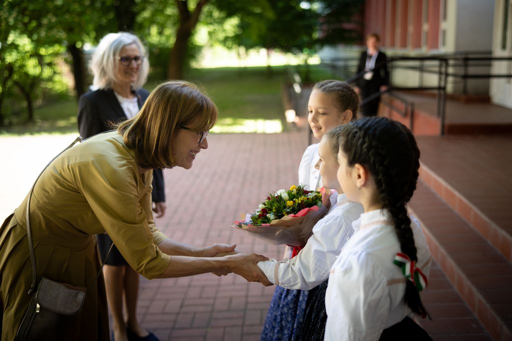 Magyar-kínai iskolába látogatott a kínai államfő felesége és Lévai Anikó