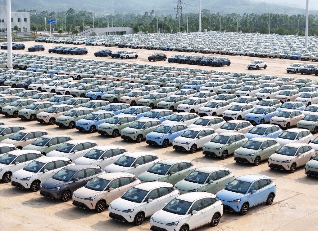 2024. április 25-én új elektromos járműveket állítanak fel exportra a kínai Guangxi tartomány Nanningben található New Energy Vehicle Industrial Parkban. (Fotó: NurPhoto/AFP Costfoto)