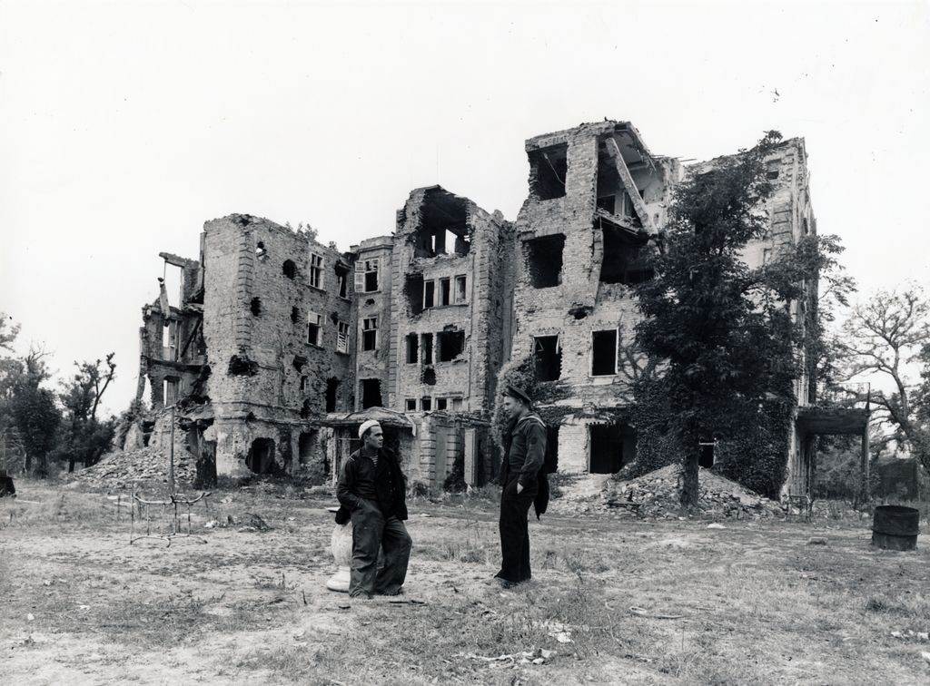 1945. Budapest,
Margitsziget
a romos Margaréta szálló.
Fortepan / Fortepan