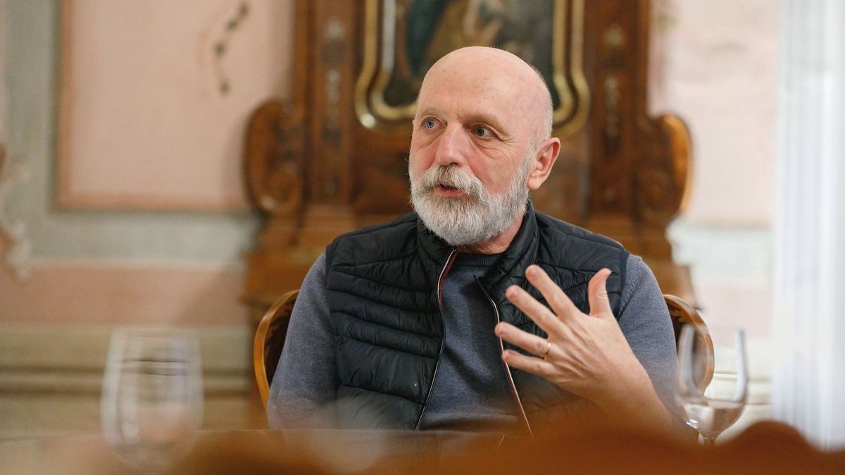 Visky András: Vegyük észre azt a szelíd mosolyt, amely a vigyorgó arcok mellett van!