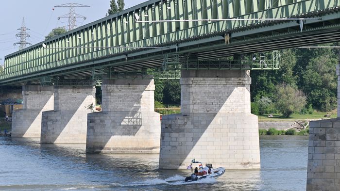 Budapest, 2024. május 19.
Az Óbudai Közterület-Felügyelet hajója a Dunán az Újpesti vasúti hídnál, ahol egy balesetet szenvedett motorcsónak utasai után kutatnak 2024. május 19-én. A kisgéphajó egy szállodahajóval ütközött össze a D