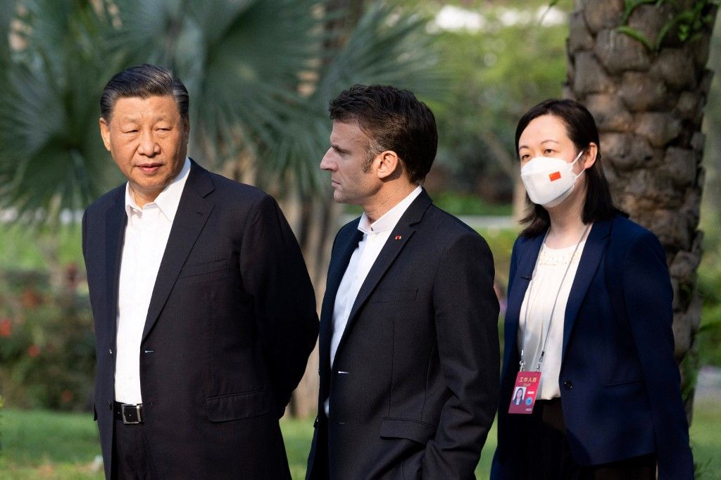 Hszi Csin-ping kínai elnököt (b) és Emmanuel Macron francia elnököt (k) tolmács kíséri (j) 2023. április 7-én. (Fotó: Jacques WITT / POOL / AFP)