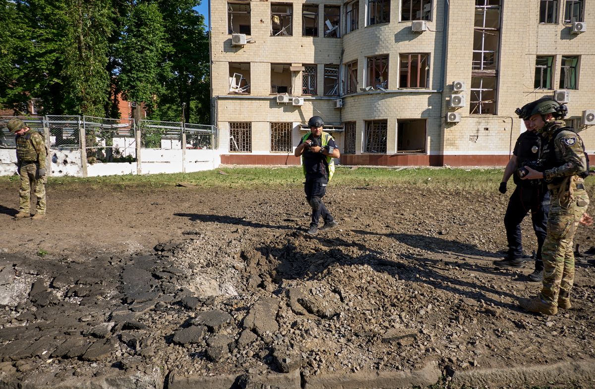 Rendőrök vizsgálják a helyszínt egy orosz légitámadást követően az észak-ukrajnai Harkiv édességgyárának közelében 2024. május 27-én. (Fotó: MTI/EPA/Szergej Kozlov)