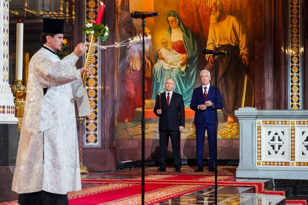 Az Orosz Ortodox Egyház Sajtószolgálata által 2024. május 5-én közzétett fotón Vlagyimir Putyin orosz elnök (b) és Szergej Szobjanyin (j) moszkvai polgármester egy ortodox húsvéti istentiszteleten vesz részt a moszkvai Megváltó Krisztus-székesegyházban. (Fotó: Sergey VLASOV / Orosz Ortodox Egyház Sajtószolgálat / AFP)